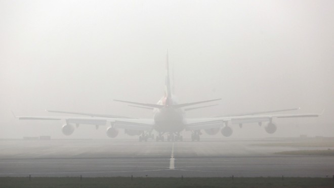 Máy bay khó hạ cánh do thời tiết sương mù.