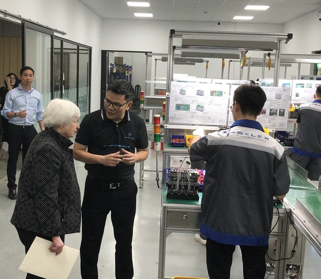 Bộ trưởng Tài chính Mỹ Janet Yellen thăm khu vực sản xuất pin tại nhà máy sản xuất xe máy điện Selex Motor. Trong ảnh CEO Selex Motors Nguyễn Hữu Phước Nguyên giới thiệu với Bộ trưởng Tài chính Mỹ về quy trình sản xuất pin của công ty.