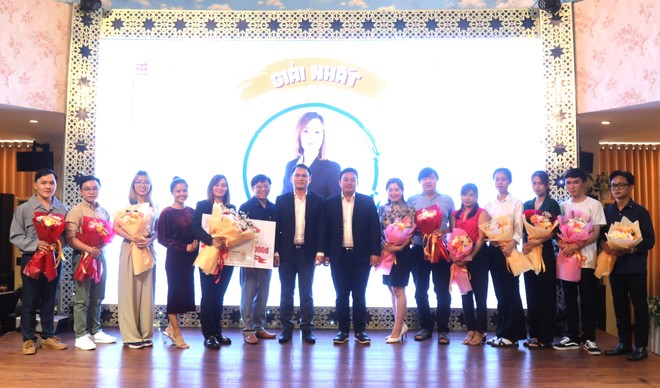 Tập đoàn Sao Mai trao giải cho các tác giả tại cuộc thi đặt tên cho khu resort chuẩn 5 sao tại Thọ Xuân, Thanh Hóa.