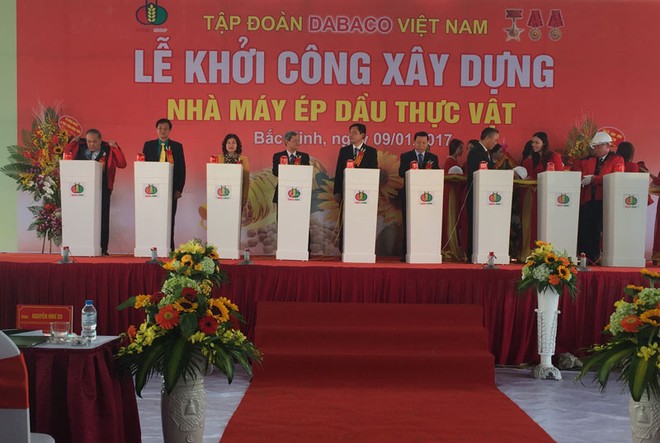 Ông Nguyễn Xuân Cường, Bộ trưởng Bộ Nông nghiệp và Phát triển nông thôn ( chính giữa) cùng lãnh đạo Tỉnh ủy Bắc Ninh cùng bấm nút khởi công dự án