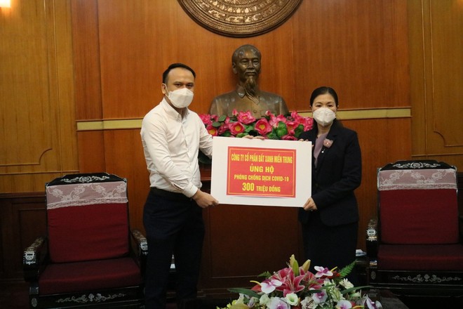 Thay mặt ĐXMT, ông Nguyễn Anh Tú, Giám đốc phát triển kinh doanh trao số tiền tới UBMT TQ Việt Nam