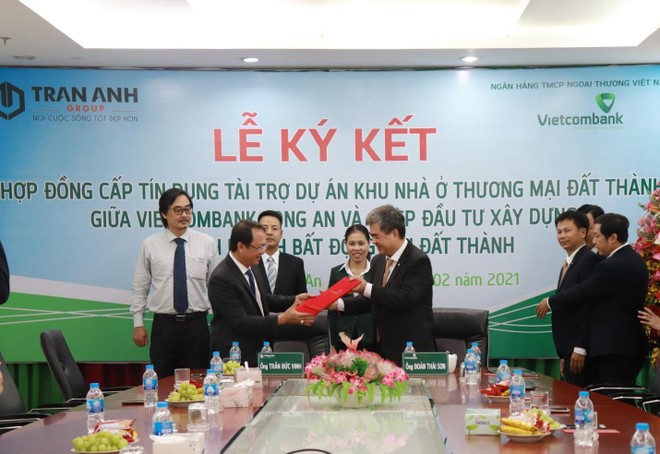 Đại diện Trần Anh Group và Ngân hàng Vietcombank Long An thực hiện nghi thức ký kết hợp đồng.