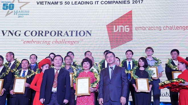 Bà Phan Hoài Thu, Giám đốc Đối ngoại và Truyền thông VNG nhận danh hiệu “50 doanh nghiệp CNTT hàng đầu Việt Nam 2017".