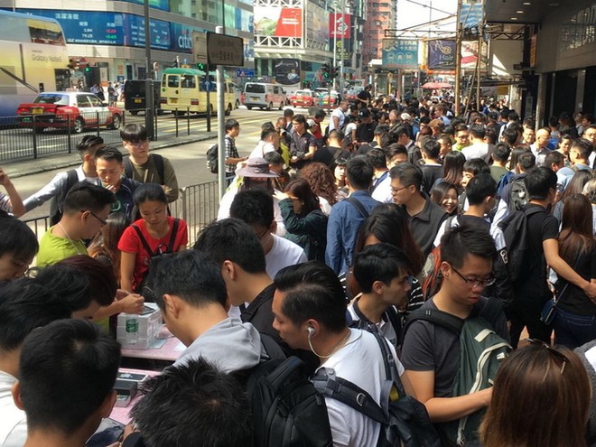 Khác với cảnh xếp hàng tại Singapore, việc mua bán iPhone X ở Hong Kong tỏ ra lộn xộn hơn vì dân buôn tập trung thành "chợ đen" tự phát ngay lề đường để phục vụ cho những người muốn mua sớm. Ảnh: Ezone.