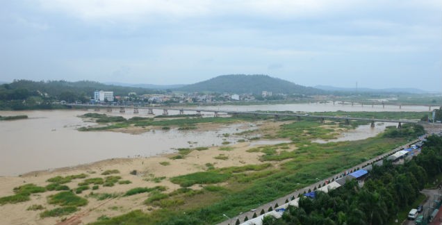 Sông Trà Khúc thường xuyên bị kiệt nước là bất lợi cho Quảng Ngãi thực hiện đồ án quy hoạch đô thị hướng sông, mở rộng về hướng biển. Ảnh: Hà Minh.