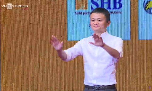 Jack Ma biểu diễn Thái Cực Quyền trước sinh viên Việt Nam.