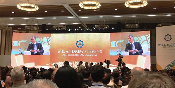 Ông Andrew Stevens, Tổng biên tập Khu vực châu Á – Thái Bình của CNN điều phối Phiên Tương lại của toàn cầu hóa.