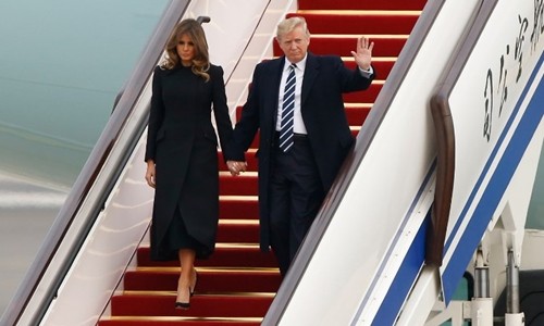 Tổng thống Mỹ Donald Trump đặt chân tới Bắc Kinh. Ảnh: AFP.