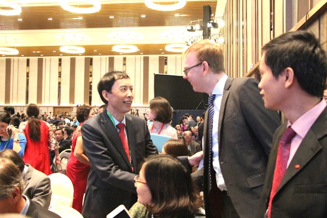 Ông Võ Trí Thành trao đổi với các chuyên gia nước ngoài tại Hội nghị Thượng đỉnh Kinh doanh Việt Nam. 