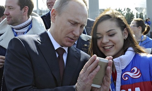 Putin xem thử chiếc iPhone của Apple. Ảnh: Reuters.