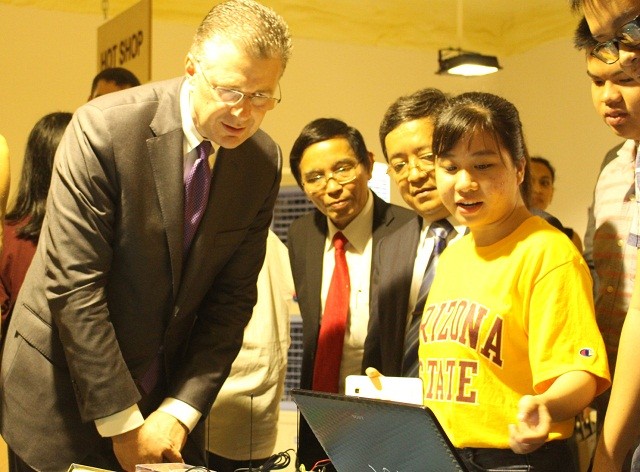 Đại sứ Daniel Kritenbrink trao đổi với sinh viên Đại học Đà Nẵng về các ý tưởng sáng tạo khoa học
