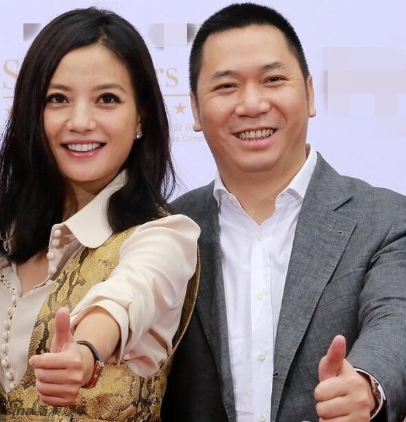 Vợ chồng Triệu Vy bị cáo buộc tung tin gian dối, làm rối loạn thị trường chứng khoán.