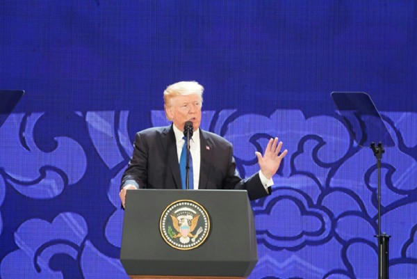 Tổng thống Mỹ Donald Trump phát biểu trước cử tọa CEO Summit, tại Cung hội nghị Ariyana, Đà Nẵng. 