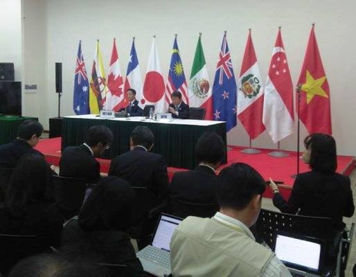 Bộ trưởng Bộ Công thương Việt Nam Trần Tuấn Anh và Bộ trưởng Kinh tế Nhật Toshimitsu Motegi  chủ trì họp báo