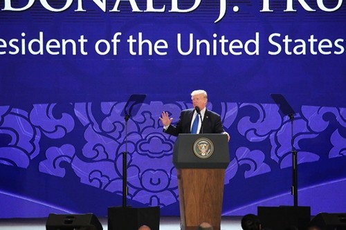 Ông Trump sử dụng hai máy nhắc chữ khi phát biểu tại APEC