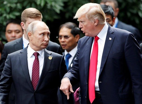 Tổng thống Mỹ Donald Trump và người đồng cấp Nga Vladimir Putin trò chuyện trên đường tới nơi tổ chức buổi chụp hình chung giữa các lãnh đạo tham dự APEC tại Đà Nẵng. Ảnh: Reuters