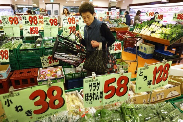 Người dân mua sắm tại siêu thị ở Nhật Bản.