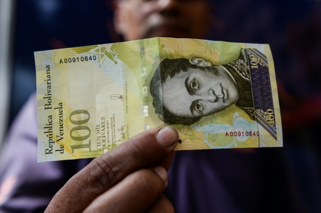 Đồng Boliva của Venezuela đã mất giá trầm trọng, 1 USD đổi được 55.200 Bolivar. Nguồn ảnh: AFP