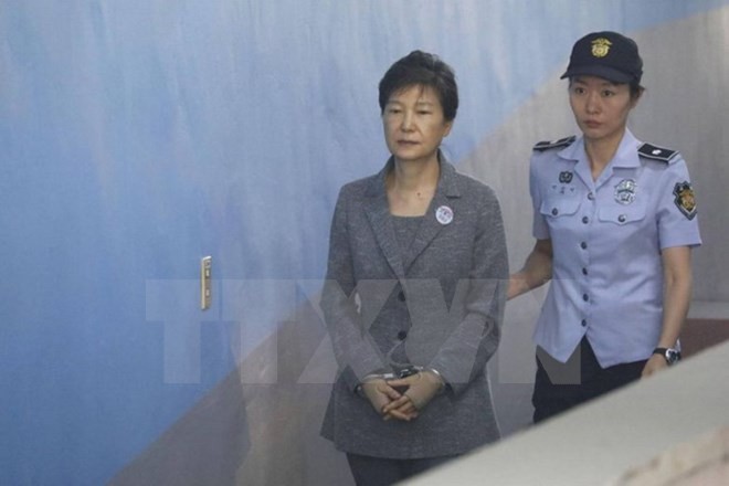 Cựu Tổng thống Hàn Quốc Park Geun-hye được áp giải tới Tòa án Quận trung tâm Seoul. (Ảnh: The Straits Time/TTXVN).
