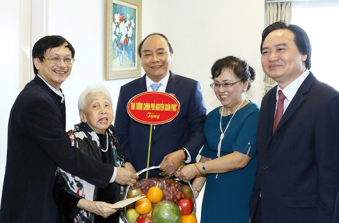 Thủ tướng Nguyễn Xuân Phúc thăm Nhà giáo Nhân dân, Nghệ sỹ Ưu tú Thái Thị Liên.
