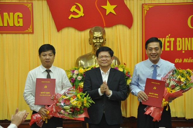 Ông Võ Công Trí - Phó Bí thư Thành ủy Đà Nẵng trao quyết định cho ông Lương Nguyễn Minh Triết và ông Đào Tấn Bằng