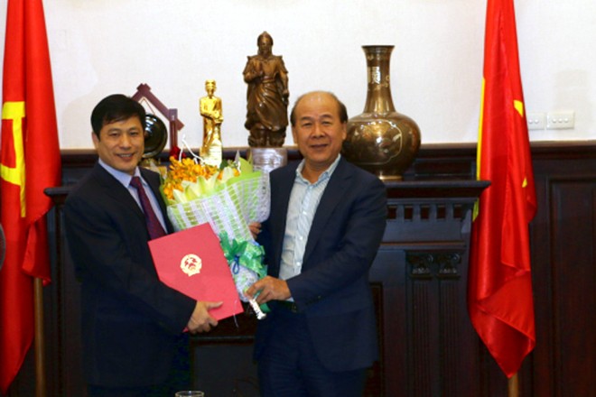 Thứ trưởng Nguyễn Văn Công trao quyết định và hoa chúc mừng ông Đỗ Đức Tiến. Ảnh: Bộ GTVT