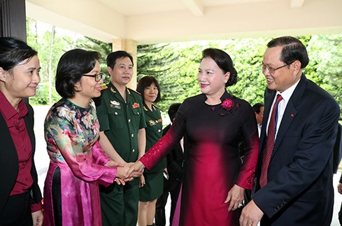 Chủ tịch Quốc hội thăm và làm việc với Đại sứ quán Việt Nam tại Singapore. Ảnh ĐBND.