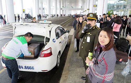 Taxi truyền thống ở sân bay Nội Bài đang bị giảm số lượng do cạnh tranh với taxi công nghệ