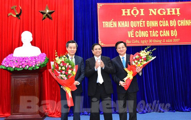 Đồng chí Phạm Minh Chính trao quyết định và chúc mừng đồng chí Lê Minh Khái, Nguyễn Quang Dương.