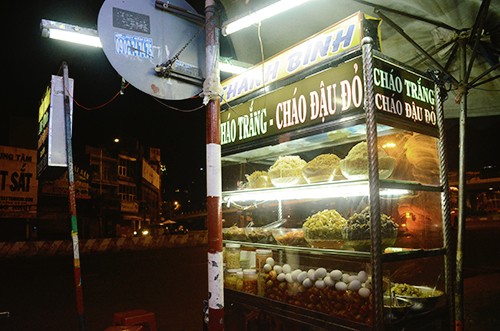 Ba quán ăn sát mặt đường đông khách ở Sài Gòn