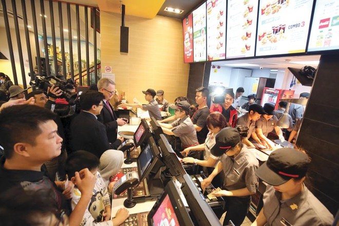 Thái độ của người tiêu dùng Hà Nội sẽ quyết định kế hoạch tiếp theo của McDonald ‘s tại Hà Nội. Trong ảnh: Cửa hàng McDonald’s tại số 2 Hàng Bài, Hà Nội.