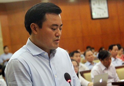 Giám đốc Sở GTVT TP HCM Bùi Xuân Cường trả lời chất vấn đại biểu HĐND thành phố sáng nay. Ảnh: Hữu Nguyên