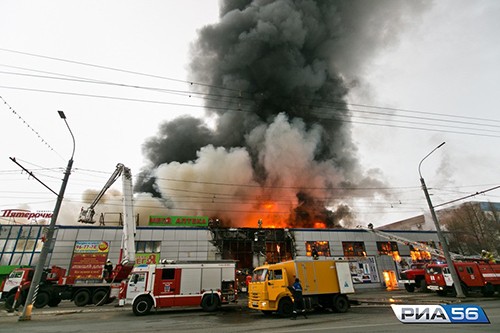 Vụ cháy xảy ra chiều 2/12 tại trung tâm thương mại Mir, đại lộ Victory, thành phố Orenburg. Ảnh: RIA56