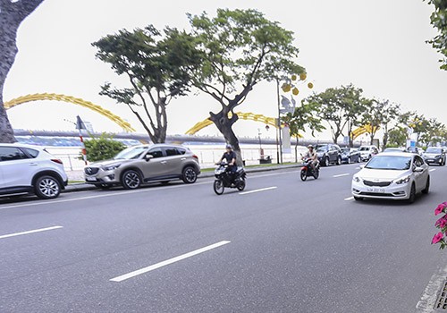 Ôtô đỗ trên đường Bạch Đằng và Trần Phú sẽ phải trả phí. Ảnh: Nguyễn Đông
