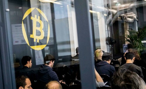 Tâm lý mua vào vẫn chi phối thị trường Bitcoin. Ảnh: Bloomberg