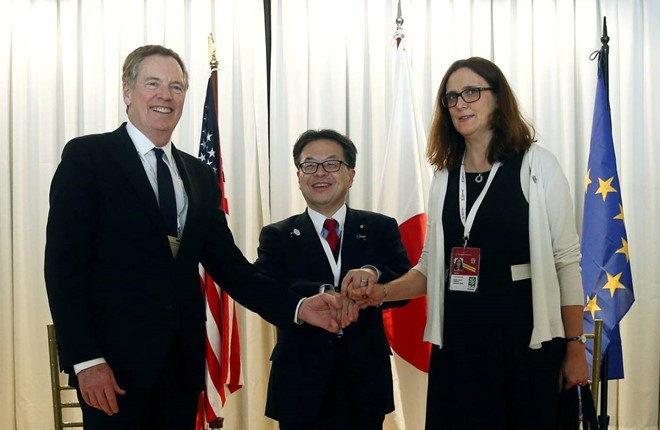 Đại diện Thương mại Mỹ Robert Lighthizer (trái ngoài cùng) bắt tay Bộ trưởng Kinh tế, Thương mại và Công nghiệp Nhật Bản Hiroshige Seko (ở giữa) và Cao ủy Thương mại EU Cecilia Malmstrom. Ảnh: Reuters