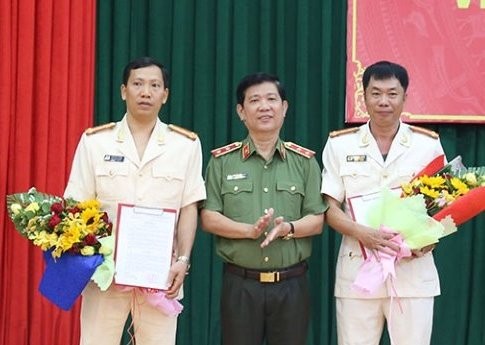 Trung tướng Nguyễn Văn Sơn trao quyết định và  chúc mừng Đại tá Lê Văn Tuyến, Đại tá Hồ Quang Thắng. Ảnh báo Đắk Nông