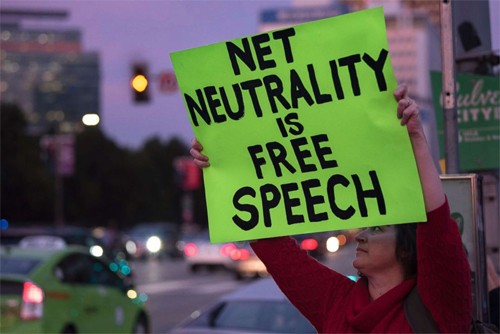 Người dân Mỹ sôi sục vì Net Neutrality suốt một năm nay. Ảnh: ABC News
