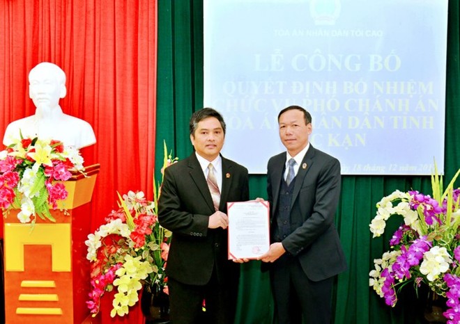 Phó Chánh án TANDTC Nguyễn Trí Tuệ trao Quyết định bổ nhiệm cho đồng chí Nguyễn Khánh Phương.