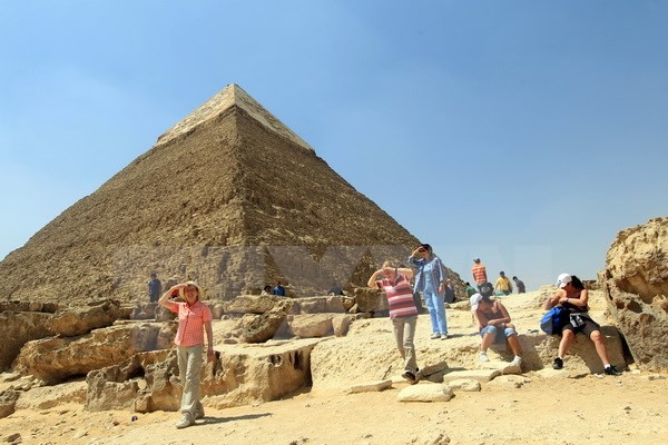 Khách du lịch tham quan Đại Kim tự tháp ở Giza, Ai Cập . (Nguồn: AFP/TTXVN)