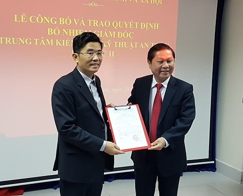Thứ trưởng Lê Tấn Dũng trao Quyết định cho ông Lê Công Sơn – Giám đốc Trung tâm.Ảnh Internet