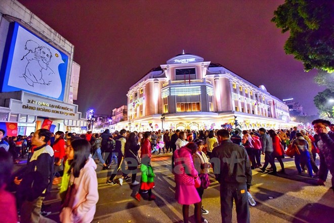 Người dân Thủ đô đổ ra đường đón năm mới 2018. (Ảnh: PV/Vietnam+)