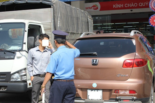 Thanh tra Sở Giao thông vận tải TPHCM xử phạt lái xe Uber vi phạm
