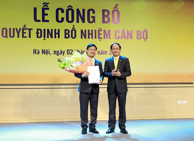 Ông Phạm Anh Tuấn - Chủ tịch Hội đồng thành viên trao quyết định bổ nhiệm cho tân Tổng giám đốc Chu Quang Hào. Ảnh: VGP/Hiền Minh