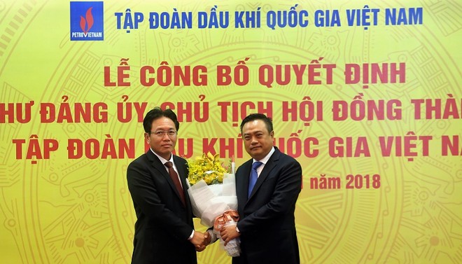 Tân Chủ tịch HĐTV PVN Trần Sỹ Thanh (phải) nhận hoa chúc mừng từ Tổng giám đốc PVN Nguyễn Vũ Trường Sơn (ảnh : CTV) 