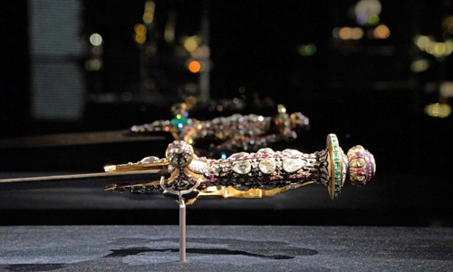 Một món đồ trong số 270 đồ trang sức thời vương triều Mogul của Ấn Độ, niên đại từ thế kỷ 16 đến thế kỷ 20, thuộc sở hữu của hoàng gia Qatar, được trưng bày tại một cuộc triển lãm ở Venice, Italy. Ảnh: AP.