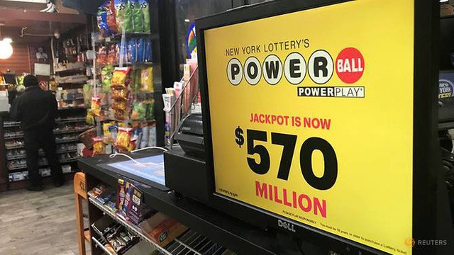 Quảng cáo của Powerball xuất hiện tại một cửa hàng ở New York, Mỹ ngày 5/1 (Ảnh: Reuters)