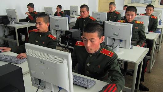 Sinh viên tại Trường Cách mạng Mangyongdae, Triều Tiên, làm việc trên máy tính. (Nguồn: CNBC)