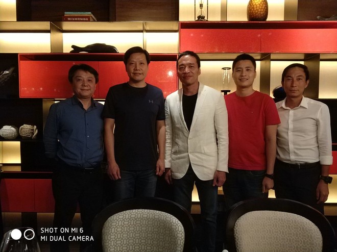 Sáng ngày 15/1, trên trang Twitter cá nhân của Tỷ phú Lei Jun (áo đen, thứ 2 từ trái qua) đăng bức hình ông chụp cùng người bạn cũ là ông Lê Hồng Minh, CEO VNG (áo vest trắng thứ 3 từ trái qua).