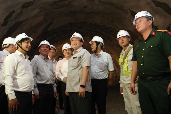 Ông Hoàng Trung Hải thăm công trường dự án Hầm Đèo Cả khi giữ cương vị Phó thủ tướng Chính phủ